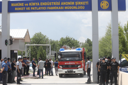 Policías y servicios de emergencia en la entrada de la Fábrica de Cohetes y Explosivos de la Industria de Maquinaria y Química (MKE) en Elmadag, en las afueras de Ankara, Turquía, 10 Junio ​​de 2023.