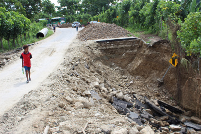 Cifras. Esta es una de las vías que fue afectada por el temporal, se reportan otros 10 puntos críticos en el cantón