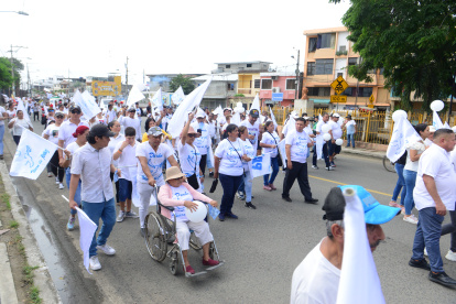 Decenas de ciudadanos, vestidos con camisetas blancas salieron a las calles para ser parte de la marcha Durán unidos por la paz.