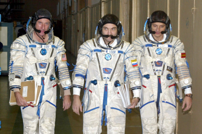 En la imagen de archivo, la tripulación de la Estación Espacial Internacional, de izda. a dcha,, los astronautas Michael Foale, Alexander Kaleri y Pedro Duque. EPA PHOTO/EPA/SERGEI CHIRIKOV