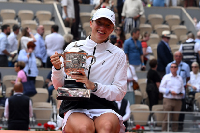 La polaca (22 años) es la más joven en conseguir su cuarta corona de Roland Garros desde que Serena Williams lo hizo en la edición de la temporada de 2015.