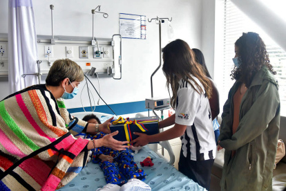 Fotografía cedida por la Presidencia de Colombia de la primera dama de Colombia, Verónica Alcocer (i), durante su visita hoy, a los niños rescatados en Bogotá (Colombia).