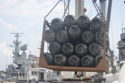 Embarque. En el BAE Calicuchima se enviarán 6 mil tanques de gas doméstico y 2 mil para el sector comercial. 2. Amanecida. Desde la madrugada los habitantes hacen fila fuera de Petrocomercial para tratar de conseguir un tanque de gas. 3. Protesta. En Santa Cruz y San Cristóbal hicieron marchas para exigir fin al monopolio de la carga.