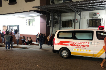 En una ambulancia llevaron a Bella al hospital Martín Icaza y ahí la volvieron a internar.