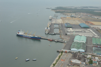 VISTA PANORÁMICA O AÉREA DE PUERTO MARÍTIMO CON SUS MUELLES Y BUQUES DE CARGA.