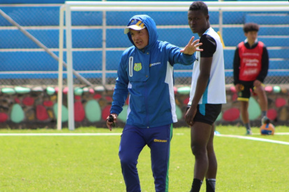 El entrenador tiene ya tres temporadas en Gualaceo. Lo sacó de la B.