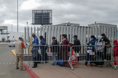 Migrantes hacen fila afuera de la garita internacional del Chaparral, el 10 de junio de 2023, en la ciudad fronteriza de Tijuana (México).
