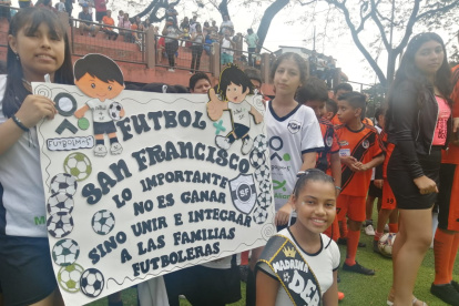 Actividad. Decenas de niños y adolescentes participaron en la cancha.
