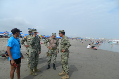 Turismo. El fin de semana, militares recorrían las playas del cantón en medio de los pocos turistas que asistieron al sector.