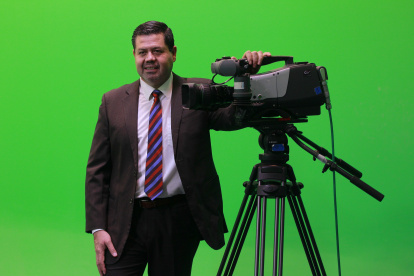 MEX7524. GUADALAJARA (MÉXICO), 11/06/2023.- El presidente de ATEI y director del Canal 44 en Jalisco, Gabriel Torres, posa para una fotografía durante una entrevista con EFE, el 10 de junio de 2023, en la ciudad de Guadalajara, estado de Jalisco (México). Un total de 14 niñas y niños de Iberoamérica sostendrán una charla con el astronauta salvadoreño Frank Rubio desde la Estación Espacial Internacional en una transmisión en vivo, inédita en televisión en la que hablarán de ciencia, astronomía y tecnología a 400 kilómetros de distancia de la Tierra.. EFE/ Francisco Guasco