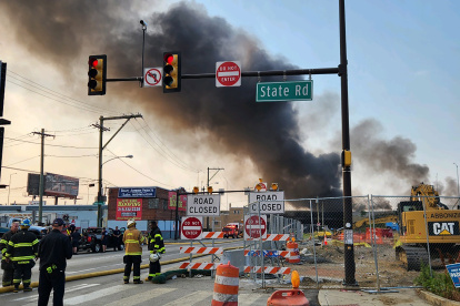 Philadelphia (United States), 11/06/2023.- A handout photo made available by the Philadelphia Fire Department shows smoke rising from the scene of a truck fire beneath an overpass of Interstate 95 in Philadelphia, Pennsylvania, USA, 11 June 2023. Although the fire was brought under control within an hour, the damage caused a section of Interstate 95 above it to collapse. No casualties were reported. (Incendio, Estados Unidos, Filadelfia) EFE/EPA/PHILADELPHIA FIRE DEPARTMENT HANDOUT HANDOUT EDITORIAL USE ONLY/NO SALES