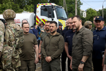 Kherson (Ukraine), 08/06/2023.- Ukrainian President Volodymyr Zelensky (C) speaks to Ihor Klymenko (R), head of the National police of Ukraine, during a visit to Kherson, Ukraine, 08 June 2023, amid the Russian invasion. Ukraine has accused Russian forces of destroying a critical dam and hydroelectric power plant on the Dnipro River in the Kherson region along the front line in southern Ukraine on 06 June, leading to the flooding of a number of settlements. (Inundaciones, Rusia, Ucrania) EFE/EPA/MYKOLA TYMCHENKO