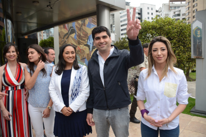Aceptación. El precandidato Otto Sonnenholzner acudió el sábado al Consejo Electoral al firmar la aceptación.