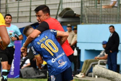 César Farías (rojo) golpeó al argentino Brian Oyola, quien se acercó a reclamarle por antes haber agredido a un compañero