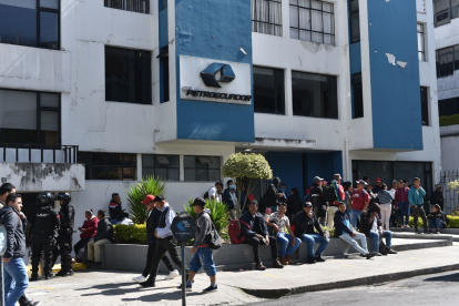Protesta. El pasado 18 de enero de 2023 un grupo de trabajadores hizo un plantón en los exteriores del edificio de la empresa estatal Petroecuador.