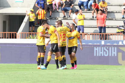Festejo amarillo: Fernando Gaibor, Titi Ortiz, Damián Díaz y Francisco David Fydriszewski en el estadio Chucho Benítez.