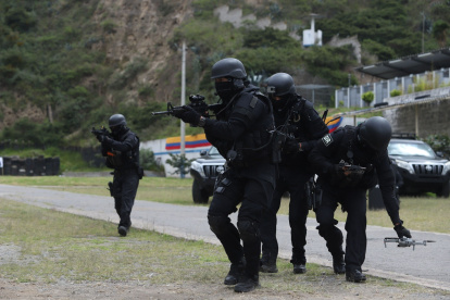 Capacitación. Expertos tiradores del Grupo de Intervención y Rescate durante la demostración práctica.