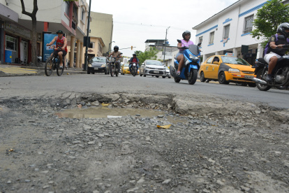 BACHES EN CALLE LOS RÍOS..... FD MIGUEL CANALES... 9-06-2023