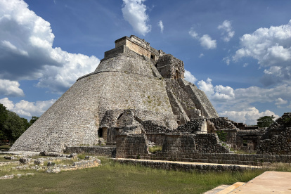 MEX7512. SANTA ELENA (MÉXICO), 11/06/2023.- Fotografía del Castillo del Enano, en la zona arqueológica de Uxmal, el 10 de junio de 2023 en la ciudad de Santa Elena (México). Uxmal, la ciudad prehispánica que cautiva por sus majestuosos edificios adornados con filigrana de piedra, sigue develando misterios en la serranía de Yucatán, en el sureste de México. EFE/Martha López