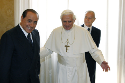 El papa Benedicto XVI recibe en el Vaticano en 2008 al entonces primer ministro italiano, Silvio Berlusconi.