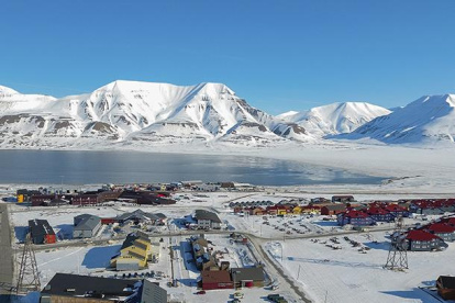 Longyearbyen es el mayor asentamiento del archipiélago de las islas Svalbard, situadas en el océano Glacial Ártico y pertenecientes a Noruega.