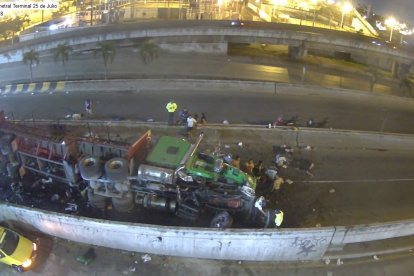 Así permaneció prácticamente toda la noche el camión sobre la Perimetral.