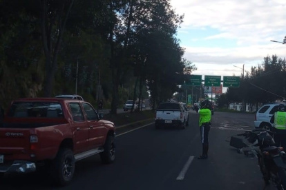 Accidente. La mañana del domingo un policía chocó la patrulla contra un poste de energía eléctrica.