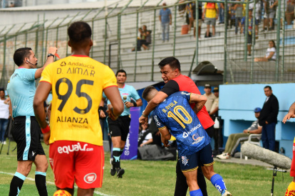 El técnico de Aucas, César Farías, fue expulsado en el partido contra Delfín.