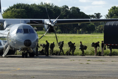Soldados cuando desembarcaban tras aterrizar en el aeropuerto de San José del Guaviare.