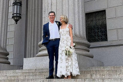 Naomi Watts con su esposo salen del juzgado.