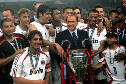 El presidente del AC Milan, Silvio Berlusconi (C), celebra con los jugadores después de ganar al Liverpool durante la final de la UEFA Champions League en el estadio olímpico de Atenas, Grecia, el 23 de mayo de 2007.