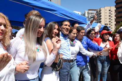 Yaku Pérez y su binomio Nori Pineda llegan al CNE a inscribir su candidatura.