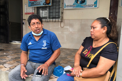 Gilbert Barbera y una prima esperan noticias sobre el estado de su madre, Bella Moncayo, quien permanece en cuidados intensivos del Hospital Martín Icaza, de Babahoyo.