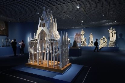 Tokio. Un visitante fotografía una maqueta. La muestra abre este martes 13 de junio, pero hubo una presentación previa.