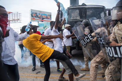 Los policías tratan de contener una arremetda  de un grupo de manifestantes.