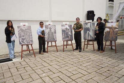 Premiación. Algunos de los ganadores posan junto a sus propuestas.