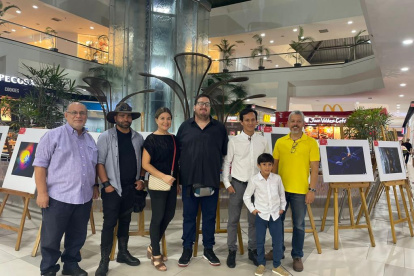 Varios de los expositores aparecen posando junto al conjunto de obras que se exhiben hasta este domingo 18 de junio de 2023.