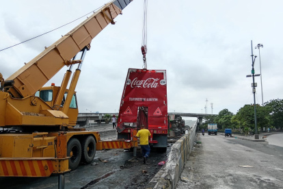 Hecho. Recién cerca de las 14:00 de ayer, el camión fue retirado.