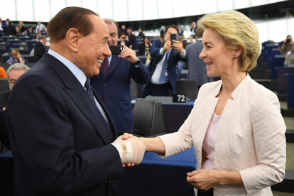 El ex primer ministro italiano Silvio Berlusconi (L) del Grupo del Partido Popular Europeo felicita a la Ministra de Defensa alemana y recién elegida Presidenta de la Comisión Europea, Ursula von der Leyen (R), después de una votación en el Parlamento Europeo en Estrasburgo, Francia. 16 de julio de 2019.