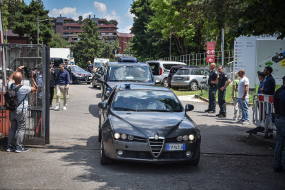 Un carro fúnebre con el ataúd del difunto Silvio Berlusconi sale del hospital San Raffaele de Milán, Italia, el 12 de junio de 2023, hacia Villa San Martino en Arcore.