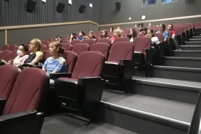 Varios espectadores asisten a una de los cines foros en la sala MZ14.