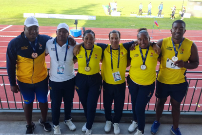 Poleth Méndez (2a desde la izq) fue oro y récord de las Américas.