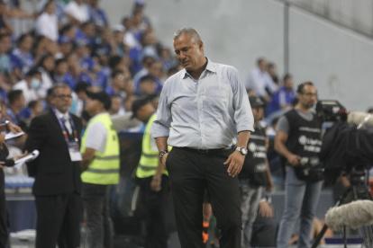 El técnico colombiano Hernán Torres dirigió su primer partido con Emelec y en varios pasajes del compromiso se dejó ver contrariado a las indicaciones que no llegaron a concretar sus jugadores .