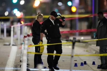 La policía de Denver en la escena de los disturbios tras los festejos de los Nuggets.
