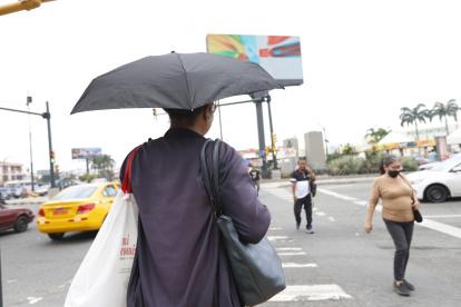 En repetidas ocasiones y desde hace ya varias semanas, los guayaquileños han salido a las calles con ropa que cubra sus extremidades para evitar posibles afectaciones.
