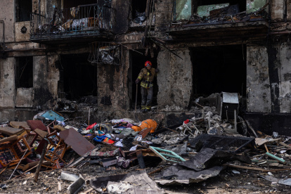 Los servicios de emergencia en la escena de un bloque de apartamentos, alcanzado por un misil ruso, en Kryvy Rih, región de Dnipropetrovsk, Ucrania, 13 de junio de 2023.