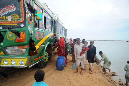 La gente huye de las zonas costeras tras las advertencias del ciclón Biparjoy en Keti Bandar, provincia de Sindh, Pakistán, el 13 de junio de 2023.