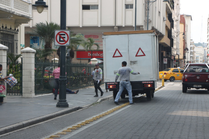 En Chimborazo, entre 10 de Agosto y Clemente Ballén, un camión se estaciona en sitios prohibidos.
