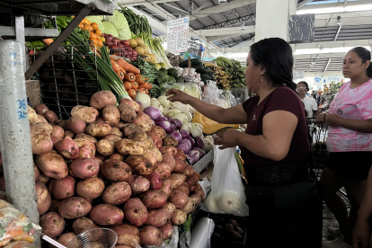 Alimentos.- En los mercados de Guayaquil la libra de cebolla se vende a 0,80 de dólar.