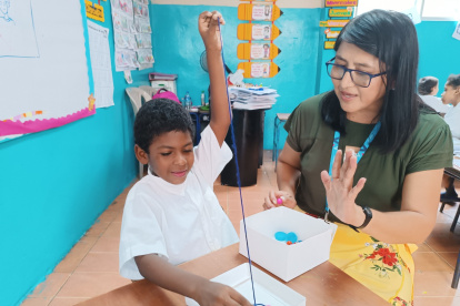 La maestra Jenny Cartuche junto a uno de sus estudiantes.
